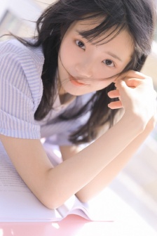 挺岳双腿之间